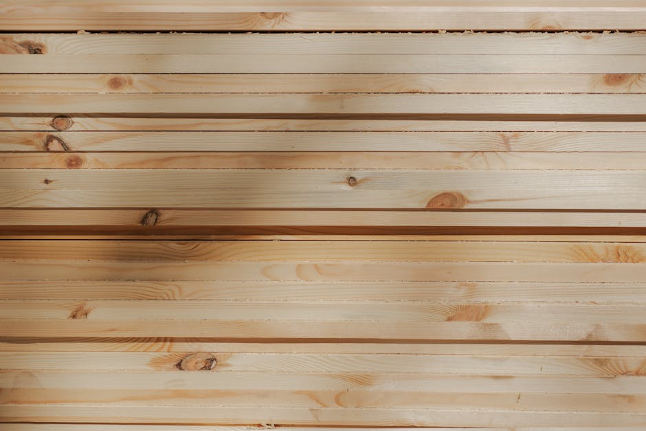 Holzrahmen für eine vertikale Pflanzwand wird mit Schrauben und Winkelverbindern zusammengebaut